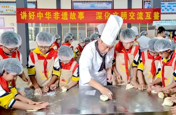 曲靖宣威 陽(yáng)光食品傳承非遺文化之魂 筑牢民族團(tuán)結(jié)之根